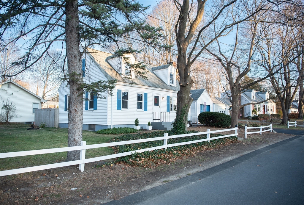 6 Laurel Road Norwood, MA 02062 - Photo 4 of 40 Gallery Image 4