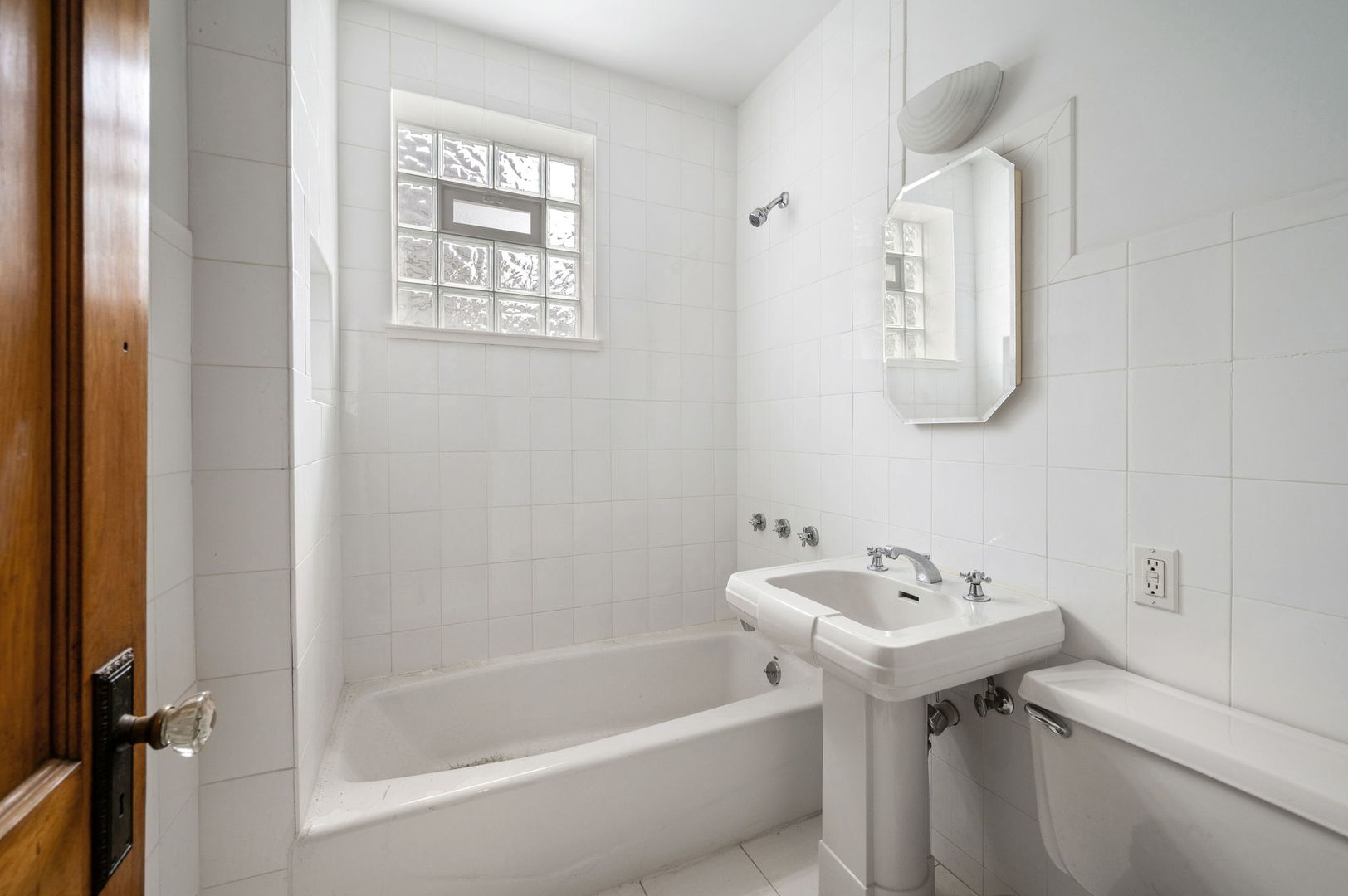 1415 West George Street Chicago, IL 60657 - Photo 21 of 35 a bathroom with a sink and a bathtub
