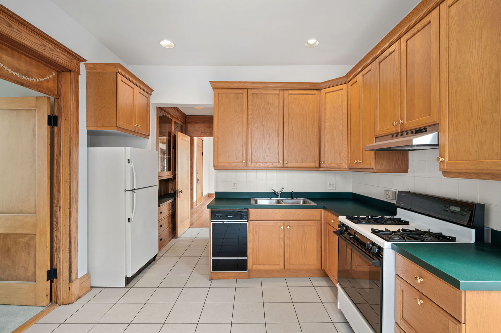 1415 West George Street Chicago, IL 60657 - Photo 28 of 35 a kitchen with a stove a refrigerator and cabinets