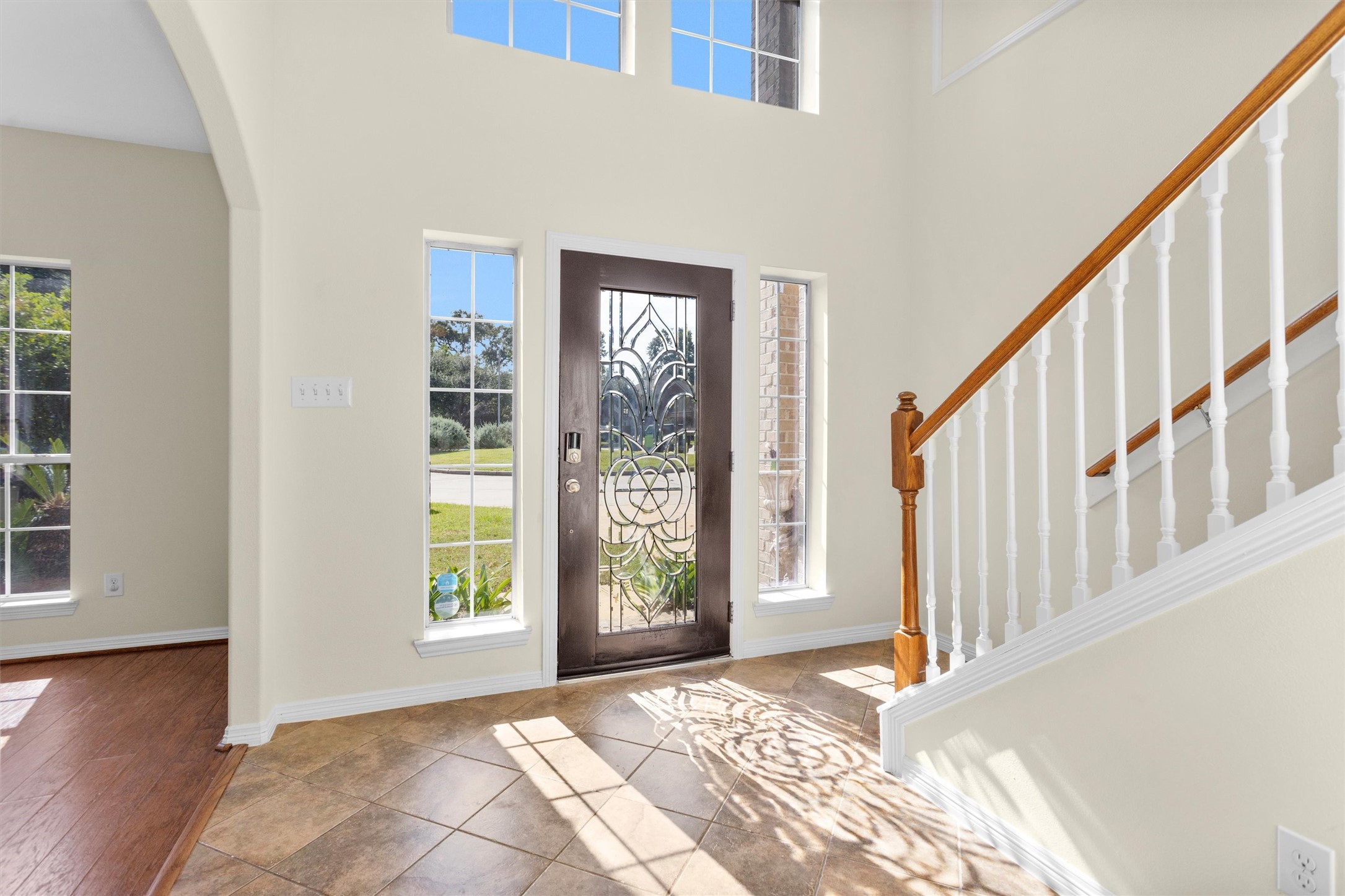2 Lulach Circle Conroe, TX 77301 - Photo 5 of 30 Light and bright, you'll love this home!