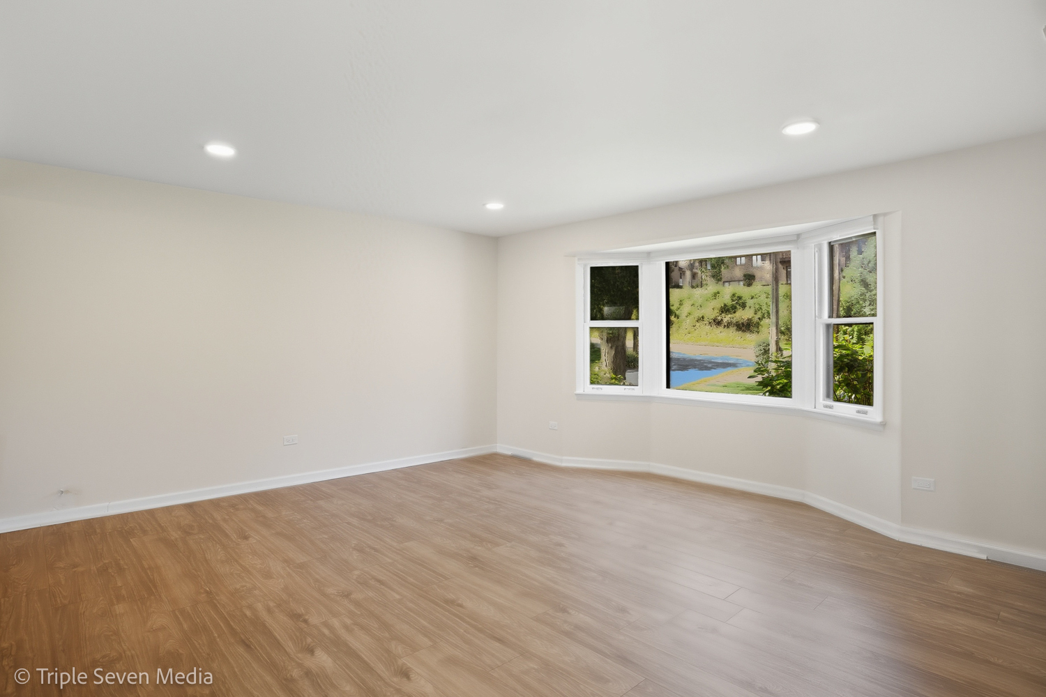 11307 German Church Road Willow Springs, IL 60480 - Photo 17 of 49 an empty room with windows