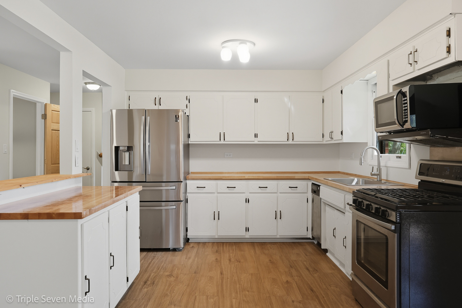11307 German Church Road Willow Springs, IL 60480 - Photo 22 of 49 a kitchen with granite countertop a refrigerator stove and sink