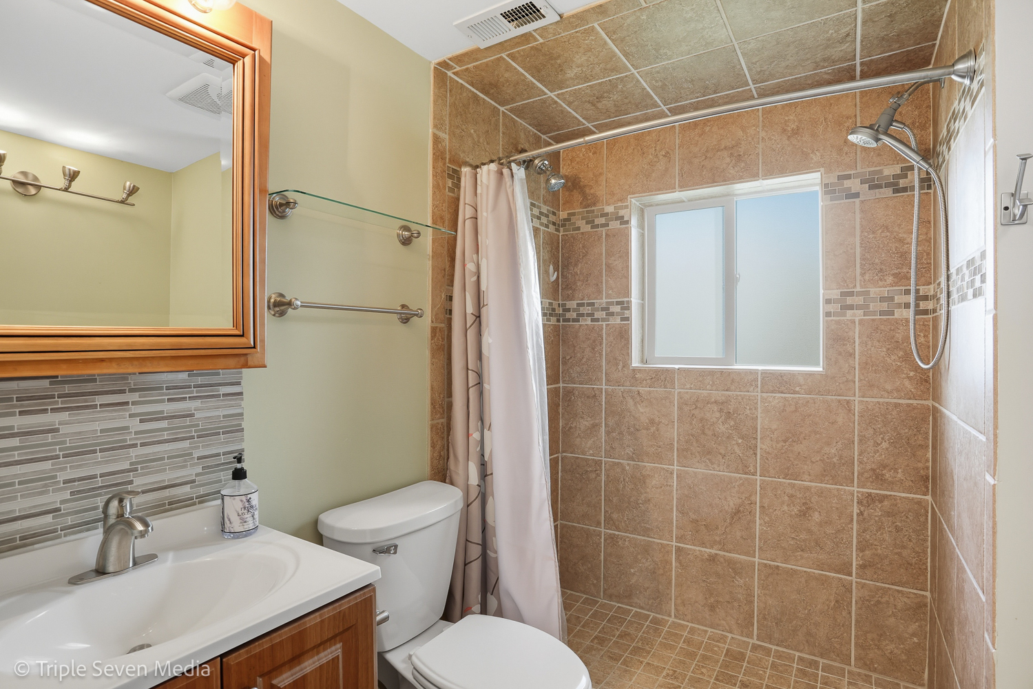 11307 German Church Road Willow Springs, IL 60480 - Photo 28 of 49 a bathroom with a toilet a sink and shower