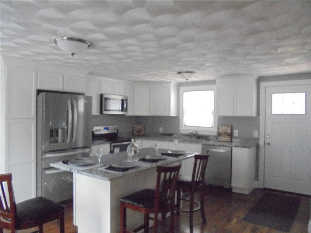 469 Seven Mile Road Cranston, RI 02831 - Photo 3 of 32