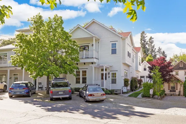 $879,000 | 240 South Oregon Street, Jacksonville, OR 97530
