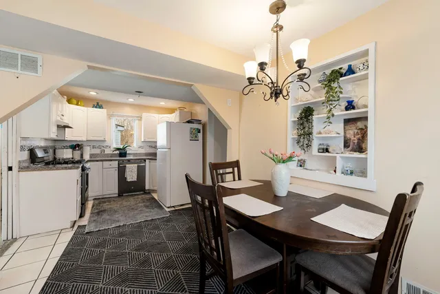 $265,000 | 208 Redwood Avenue, New Lenox, IL 60451