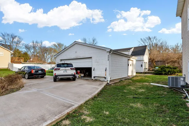 $265,000 | 208 Redwood Avenue, New Lenox, IL 60451