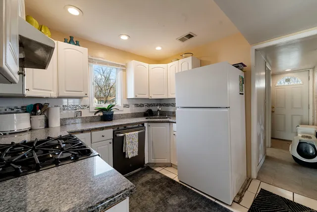 $265,000 | 208 Redwood Avenue, New Lenox, IL 60451