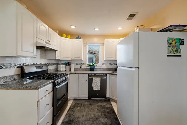 $265,000 | 208 Redwood Avenue, New Lenox, IL 60451