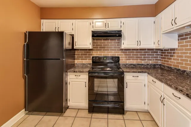 $225,000 | 1243 East Baldwin Lane, Unit 211, Palatine, IL 60074