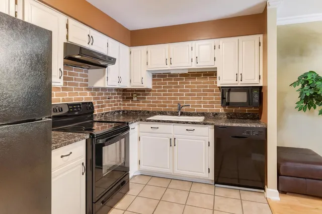 $225,000 | 1243 East Baldwin Lane, Unit 211, Palatine, IL 60074