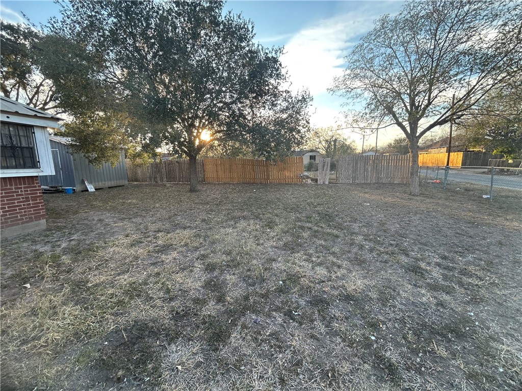 1425 South Reynolds Street Alice, TX 78332 - Photo 14 of 17 a view of a yard with large trees