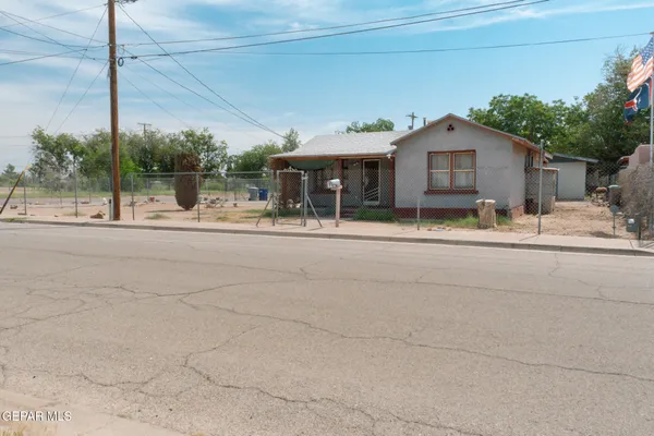 a house view with a outdoor space