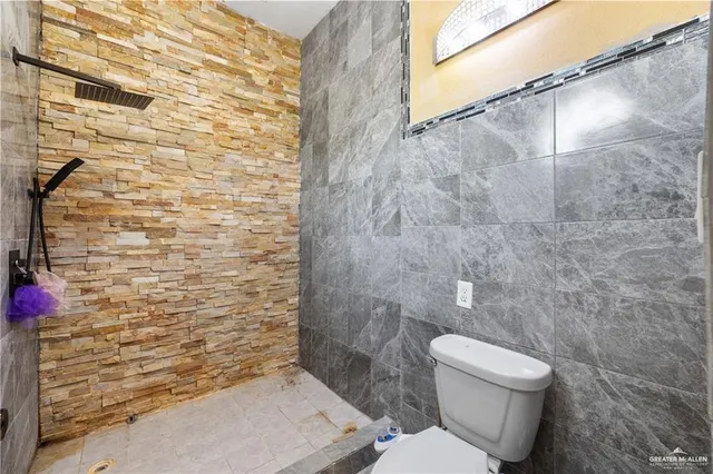 a bathroom with a toilet and a shower