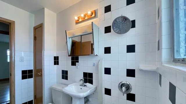 $1,450 | 3952 South 43rd Street, Milwaukee, WI 53220