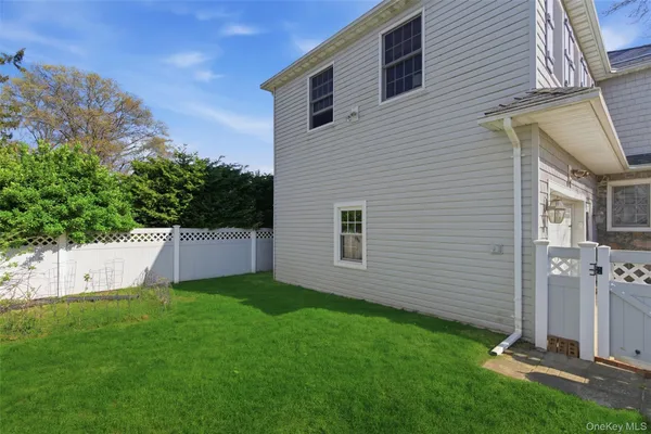 a view of back yard of the house