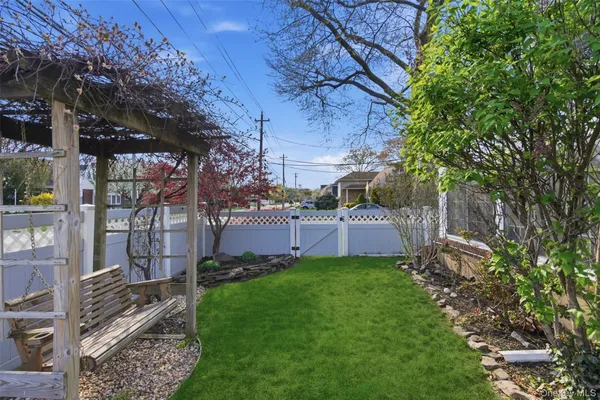 a view of a back yard