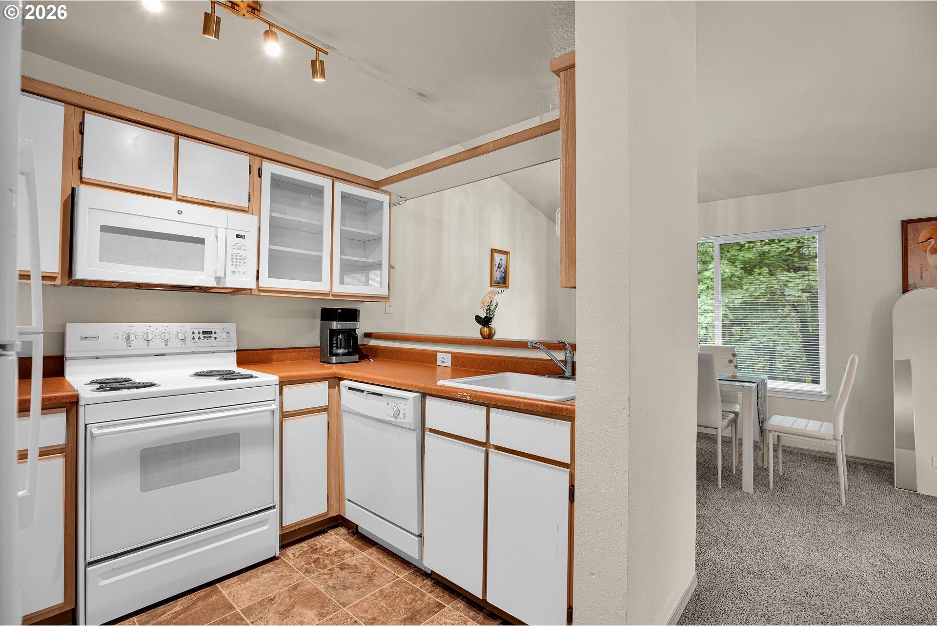 5130 Southwest Multnomah Boulevard, Unit L Portland, OR 97219 - Photo 8 of 48 Gallery Image 8