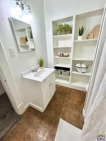 $124,900 | 201 Southwest Elmwood Avenue, Topeka, KS 66606