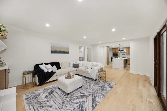 $1,079,000 | 818 Fairwinds Court, Naperville, IL 60563