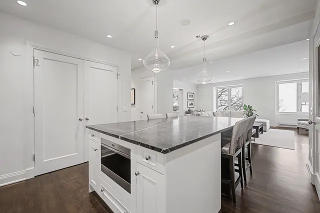 $975,000 | 840 North Lake Shore Drive, Unit 302, Chicago, IL 60611