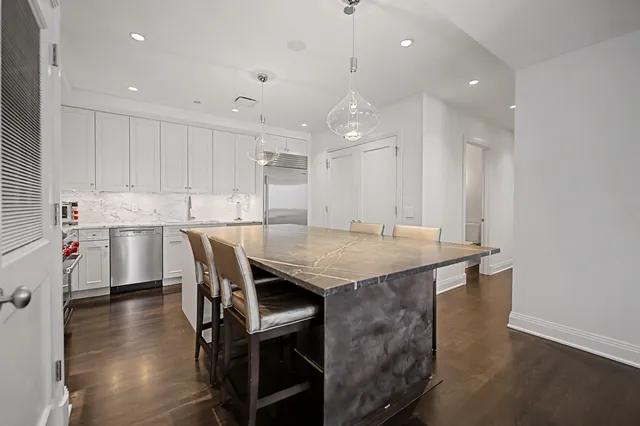 $975,000 | 840 North Lake Shore Drive, Unit 302, Chicago, IL 60611