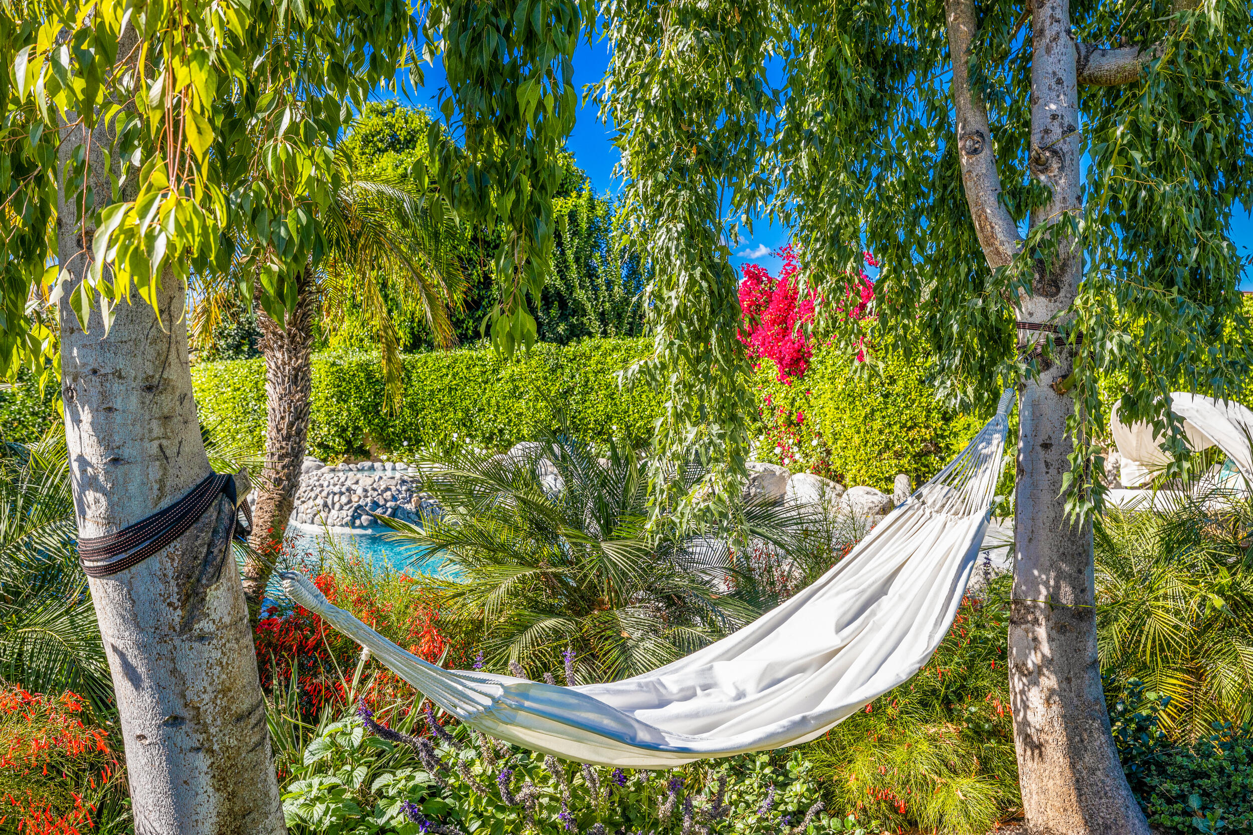 15 Johnar Boulevard Rancho Mirage, CA 92270 - Photo 55 of 68 a view of a bird bath