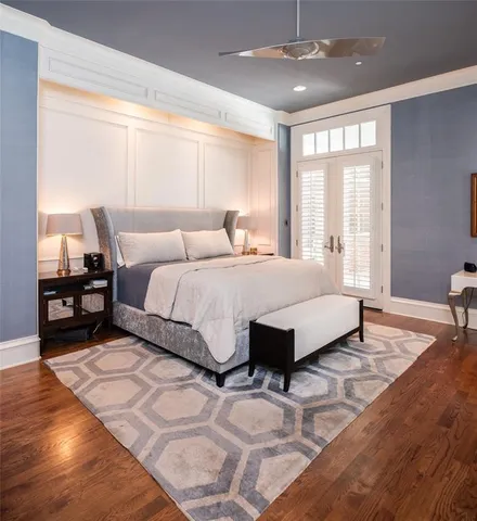 a spacious bathroom with a granite countertop sink and a large mirror