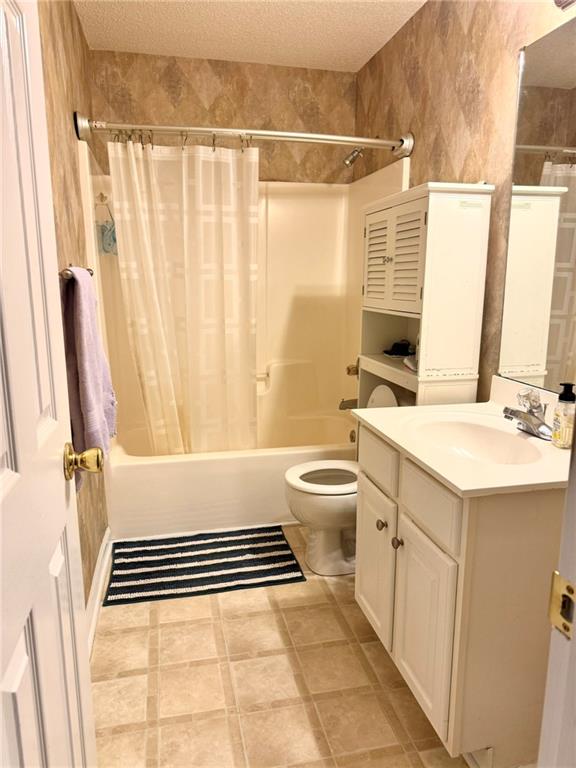 181 Masters Cove Macon, GA 31211 - Photo 10 of 16 a bathroom with a sink and a mirror