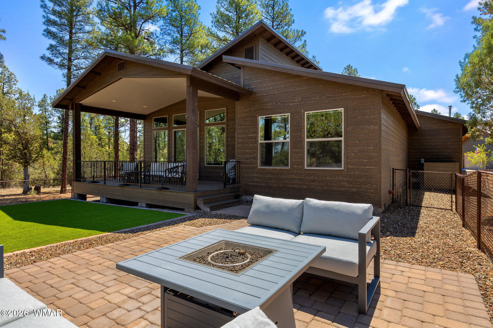 3161 North Eagle Landing Road Show Low, AZ 85901 - Photo 21 of 32 a view of a chairs and table in the patio
