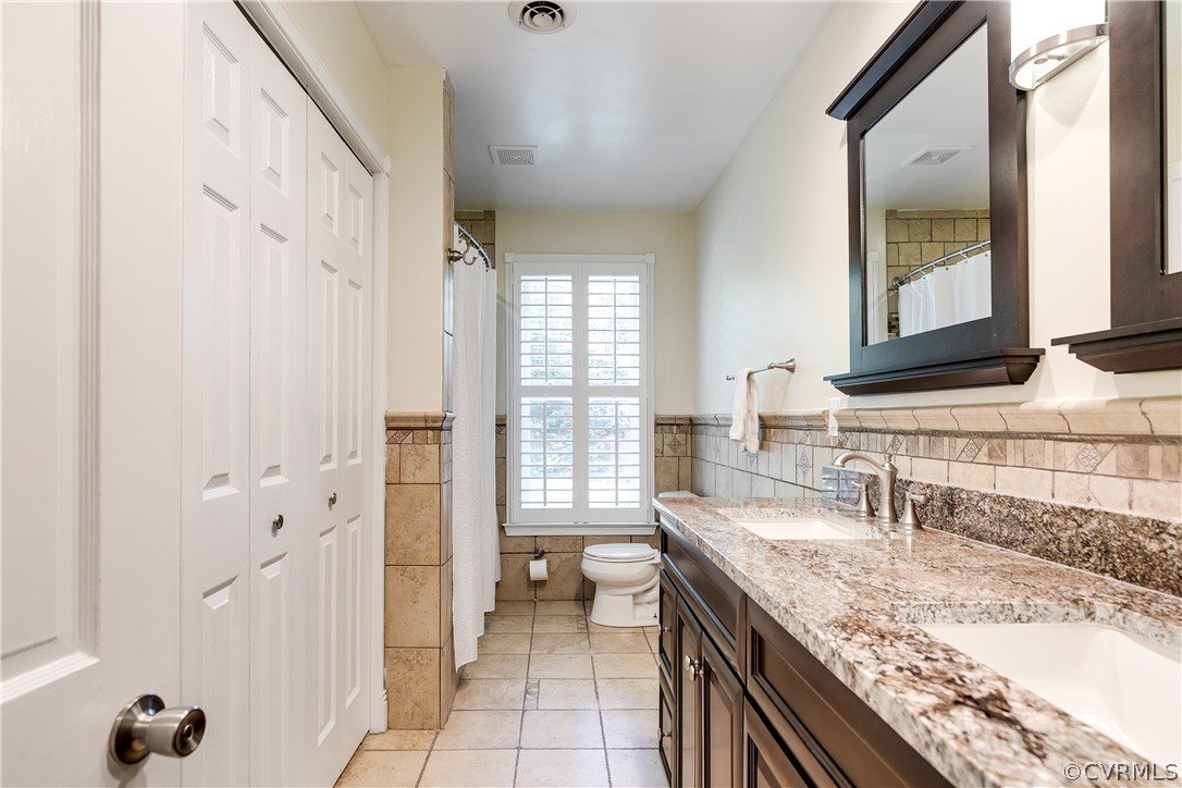 4327 Wakefield Road Richmond, VA 23235 - Photo 32 of 35 Big hall bath on level three with soaking tub and