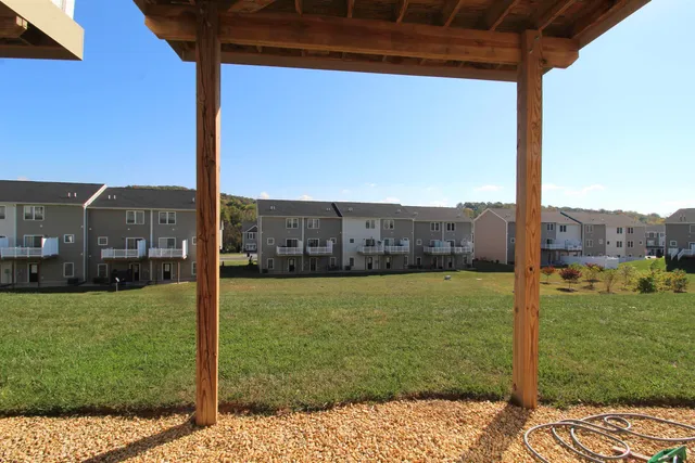 a view of a back yard