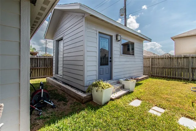 a view of back yard of the house