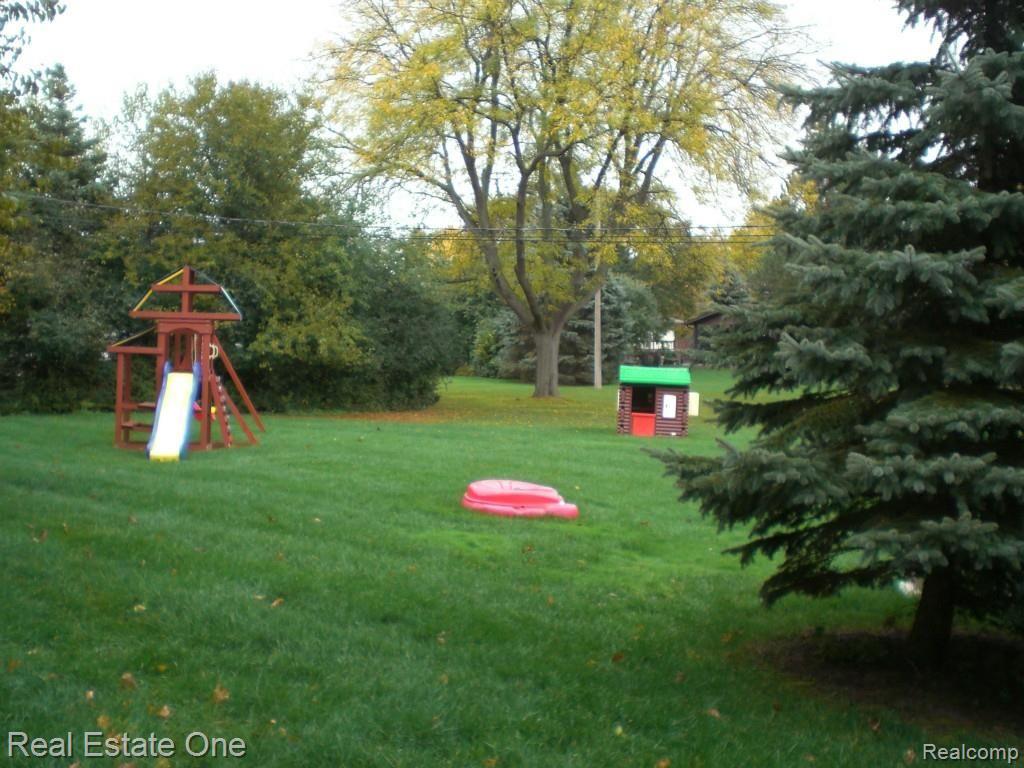 35820 Springvale Street Farmington, MI 48331 - Photo 28 of 29 CIMG3060.jpg