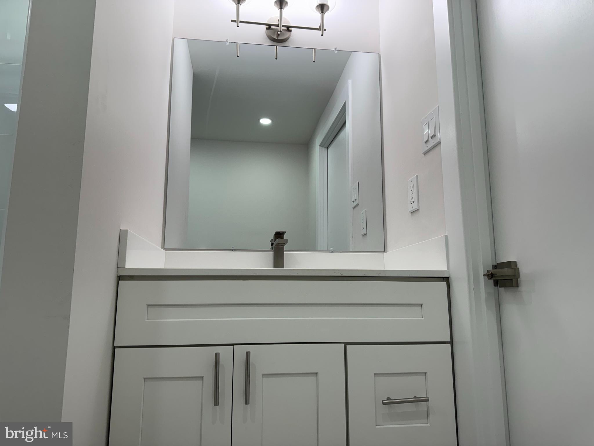 402 Via Cascata Drive Clementon, NJ 08021 - Photo 8 of 14 Main Bathroom