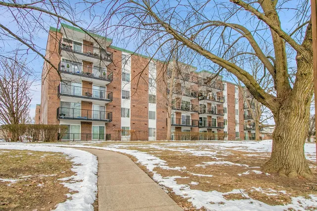 $210,000 | 5S040 Pebblewood Lane, Unit E103, Naperville, IL 60563