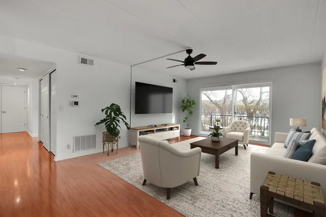 $210,000 | 5S040 Pebblewood Lane, Unit E103, Naperville, IL 60563