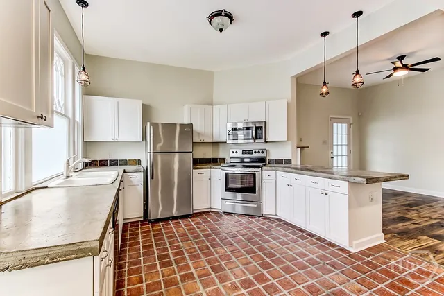 $2,000 | 307 West Henry Street, Unit A, Savannah, GA 31401