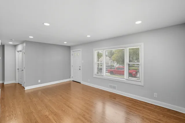 $2,100 | 6833 Baring Avenue, Hammond, IN 46324