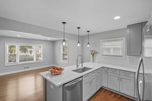 $2,100 | 6833 Baring Avenue, Hammond, IN 46324