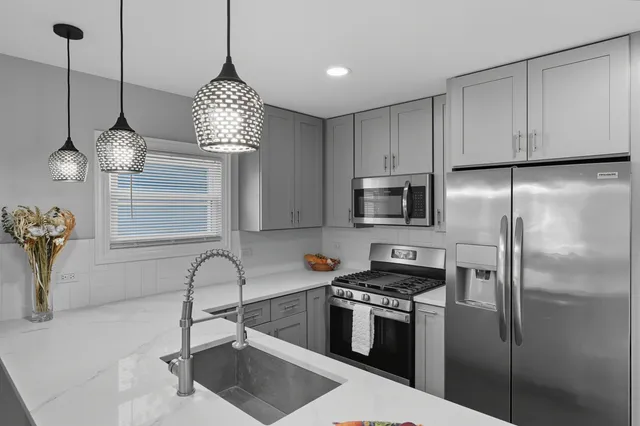 $2,100 | 6833 Baring Avenue, Hammond, IN 46324