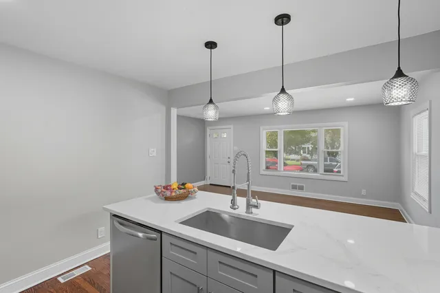 $2,100 | 6833 Baring Avenue, Hammond, IN 46324