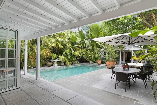 a view of a backyard