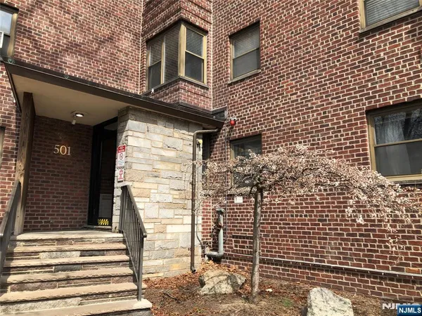 $1,425 | 501 Linwood Drive, Unit 5J, Fort Lee, NJ 07024