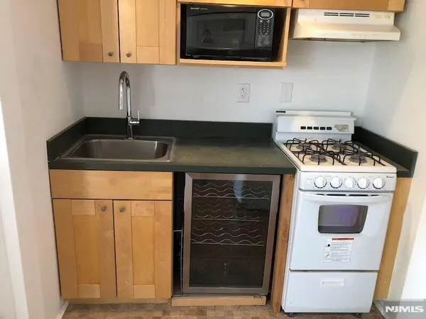 $1,425 | 501 Linwood Drive, Unit 5J, Fort Lee, NJ 07024