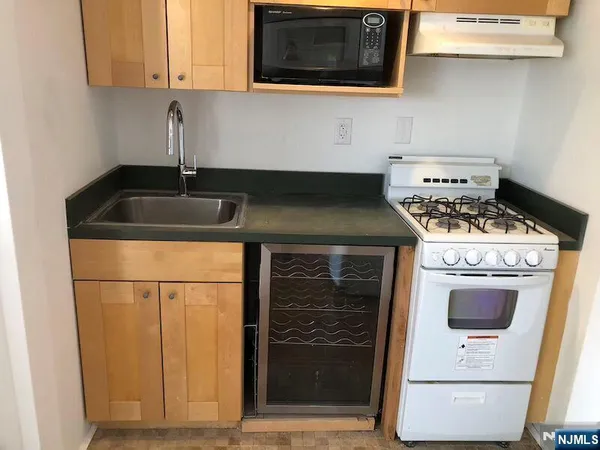 $1,425 | 501 Linwood Drive, Unit 5J, Fort Lee, NJ 07024