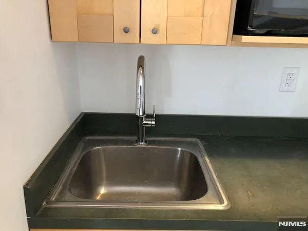 $1,425 | 501 Linwood Drive, Unit 5J, Fort Lee, NJ 07024