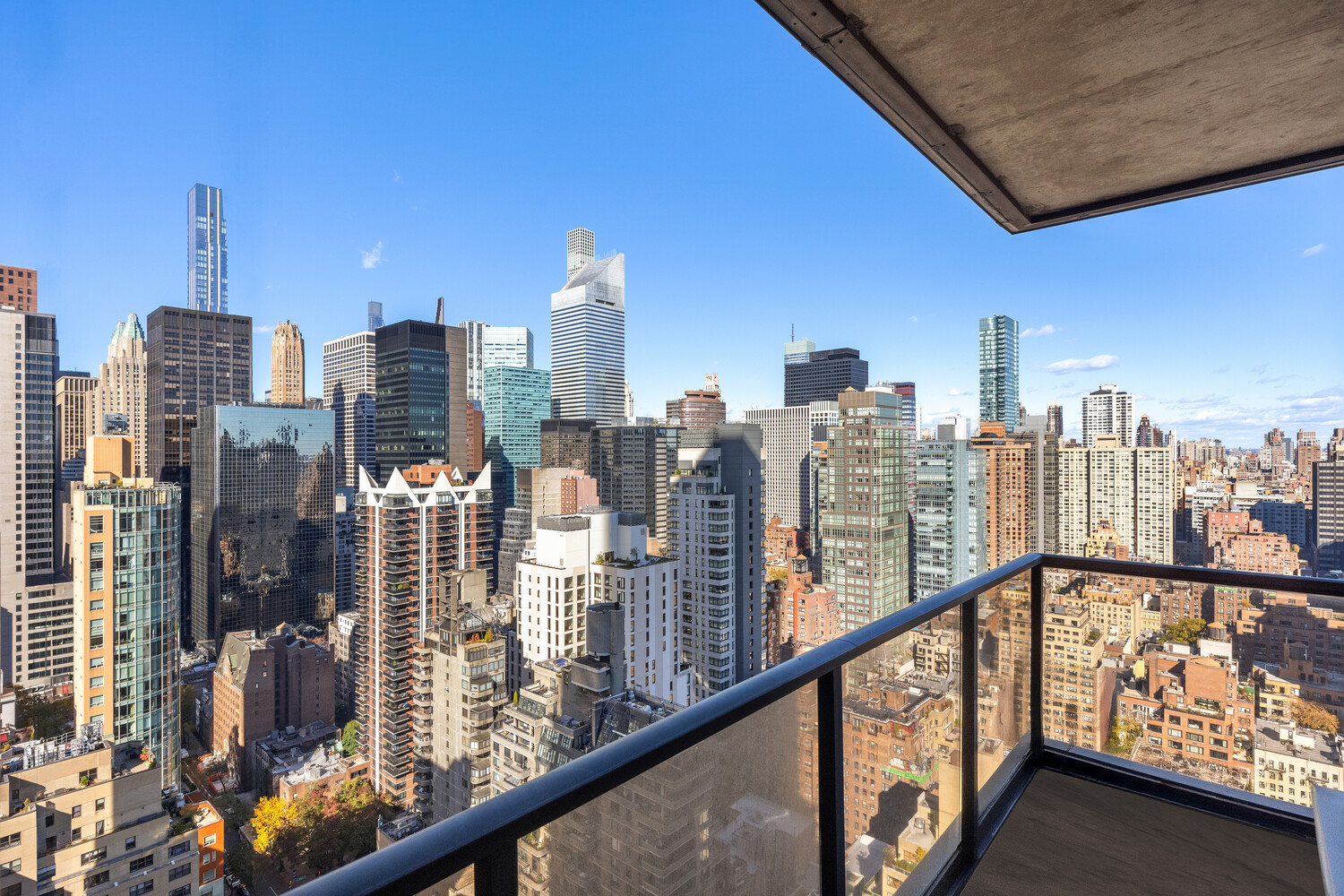 100 United Nations Plaza, Unit 35E Manhattan, NY 10017 - Photo 9 of 11 a view of city from balcony