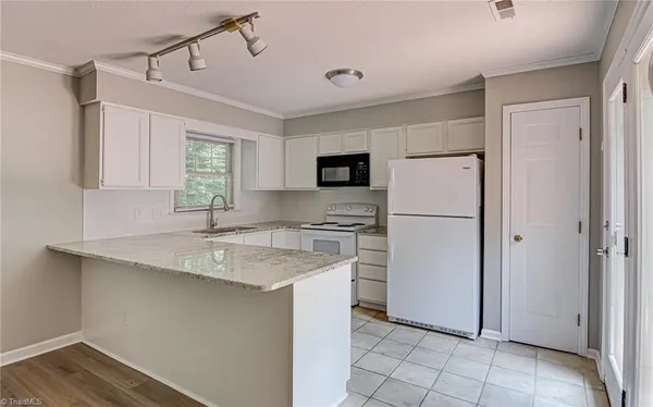 $1,900 | 4639 Lawndale Drive, Greensboro, NC 27455