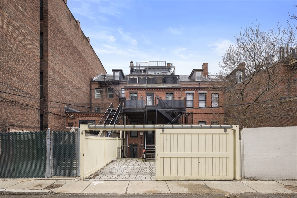 427 Shawmut Avenue, Unit 3 Boston, MA 02118 - Photo 25 of 26 a view of a large building